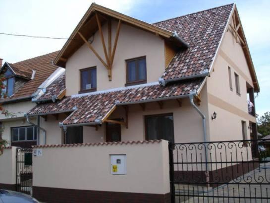 Mediterran Apartman Es Vendeghaz Hajdúszoboszló المظهر الخارجي الصورة