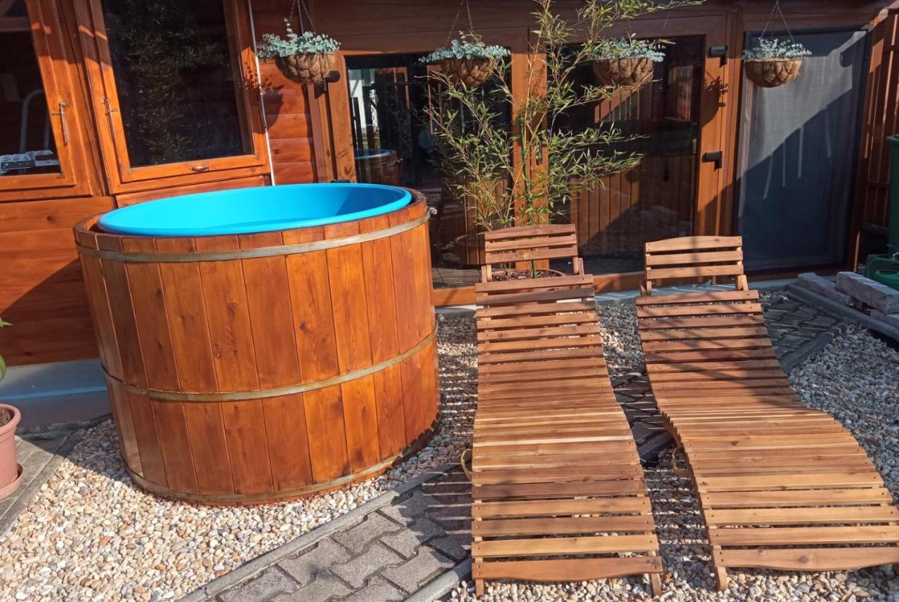 Mediterran Apartman Es Vendeghaz Hajdúszoboszló المظهر الخارجي الصورة