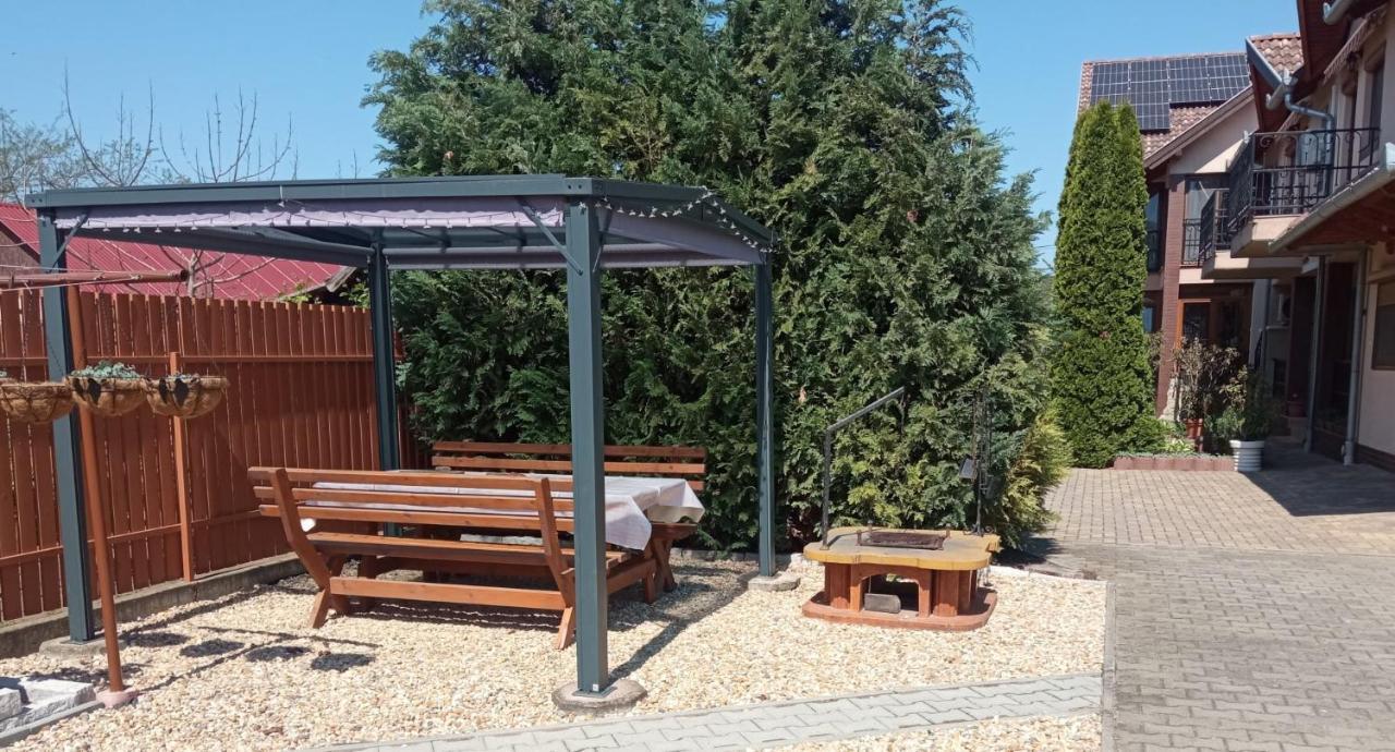 Mediterran Apartman Es Vendeghaz Hajdúszoboszló المظهر الخارجي الصورة