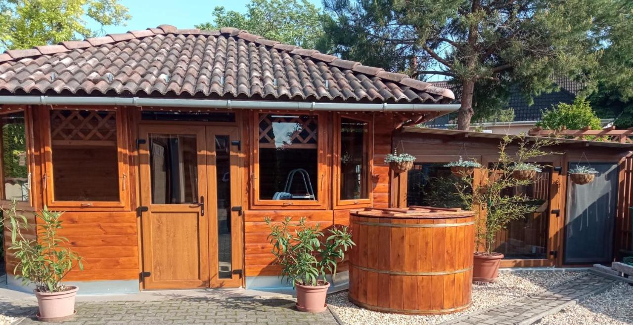 Mediterran Apartman Es Vendeghaz Hajdúszoboszló المظهر الخارجي الصورة
